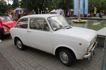 Stary samochód prezentuje się na Pl. B. Hoffa