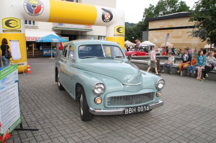 Stary samochód prezentuje się na Pl. B. Hoffa