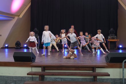 Występ taneczny dzieci