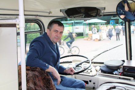 Kierowca zabytkowym "Ogórka"