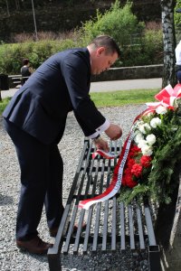Złożenie kwiatów pod Pomnikiem Poległych i Walczących o Polskość i Wolność Ojczyzny