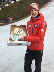 Michael Hayboeck z tortem urodzinowym