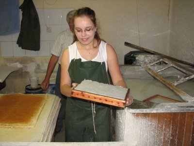 Młodzież polska wykonuje papier czerpany.