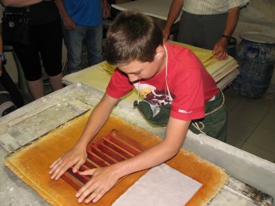 Młodzież polska wykonuje papier czerpany.