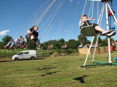 Karuzela na boisku sportowym w Tarnalelesz.