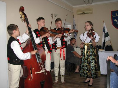 Wiślańska Kapela Góralska gra na przywitanie.