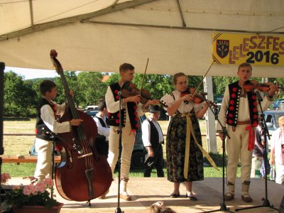 Występ Wiślańskiej Kapeli Góralskiej podczas festynu w Tarnalelesz.