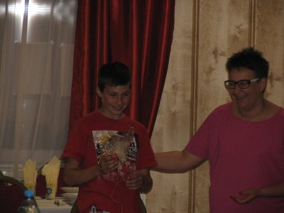 Paweł Kukuczka otrzymuje prezent od międzynarodowych delegacji.