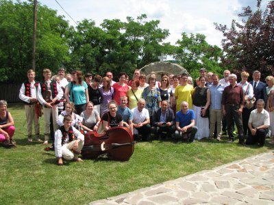 Pamiątkowe zdjęcie przed kościołem w Tarnalelesz.