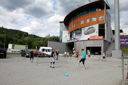 Skoczkowie podczas rozgrezwki przed skocznią im. Adama Małysza