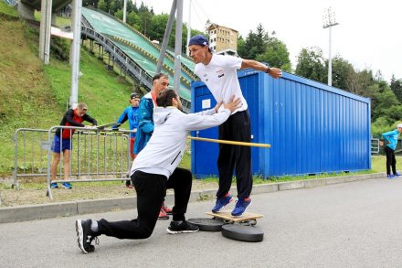 Ćwiczenie na platformie wykonuje Piotr Żyła