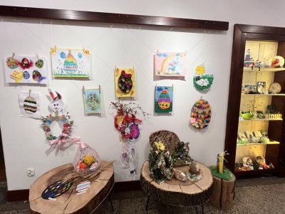 Prace plastyczne na wystawie świątecznej