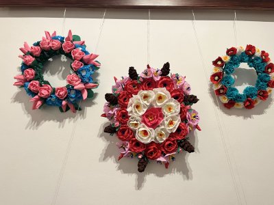 Prace plastyczne na wystawie świątecznejej