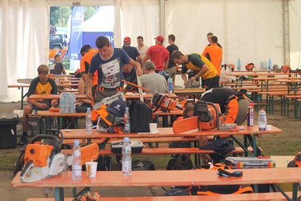 Zawodnicy podczas sprawdzania sprzętu przed konkurencjami