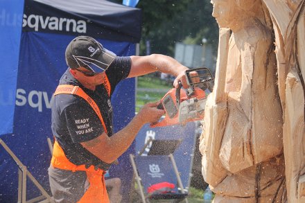 Rzeźbienie w drewnie drwala