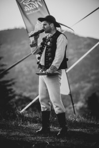 Rafał Cieślar prowadzący koncert