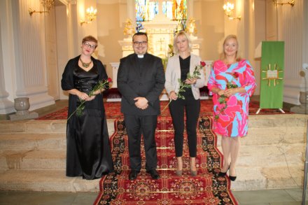 Wspólne zdjęcie przed ołtarzem