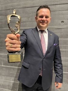 Tomasz Bujok ze statuetką Super Burmistrza