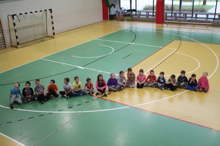 Dzieci czekają na rozpoczęcie się festiwalu