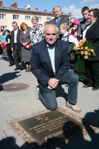 Jan Kawulok w czasie odsłonięcia swojej tablicy w wiślańskiej Alei Gwiazd Sportu