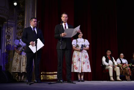 Przewodniczący Rady Miasta Wisła Janusz Podżorski odczytujący treść uchwały/fot. Małgorzata Krawczyk