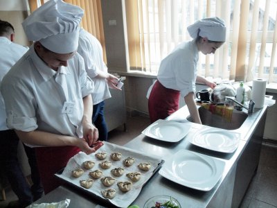 Uczestnicy konkursu przygotowują swoje potrawy