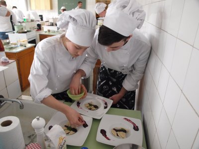 Uczestnicy konkursu przygotowują swoje potrawy