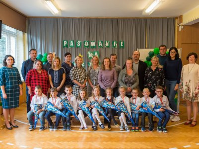 Pierwszoklasiści z rodzicami