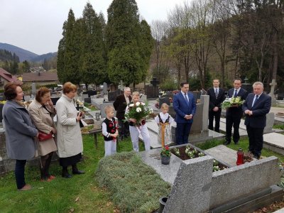 Moment złożenia kwiatów na grobie Jerzego Drozda