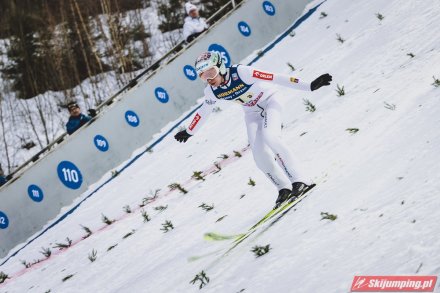 Aleksander Zniszczoł po wylądowaniu/fot. T. Mieczyński, skijumping.pl