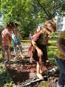 zabawy na ścieżce sensorycznej