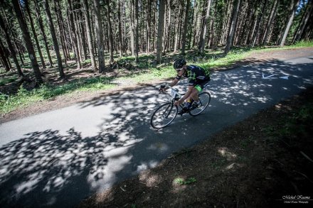 Kolarz na trasie maratonu