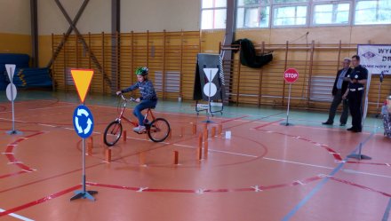 Amelia Kardas pokonuje tor przeszkód na rowerze