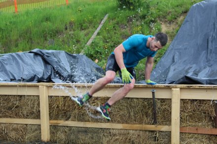 Zawodnik pokonuje jedną z przeszkód