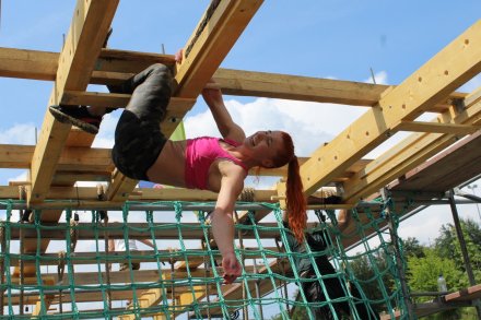 Zawodniczka wisząca na jednej z przeszkód