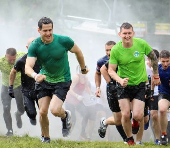 Mimo trudnego biegu zawodnicy pokonywali przeszkody z uśmiechem