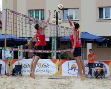 Walka na siatce o piłkę podczas meczu