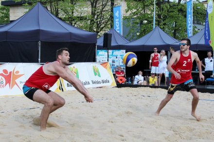 Piłkę odbiera Paweł Cieślar