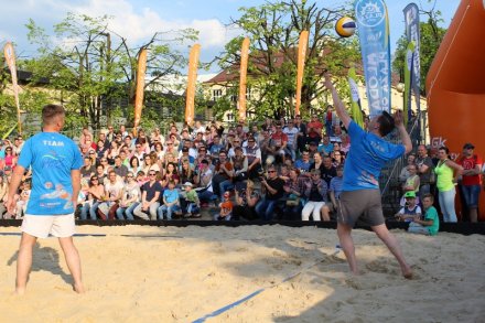 Serwuje Tomasz Bujok, kibice wsztrzymują oddech