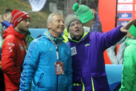 Walter Hofer i Hannu Lepistoe obserwują wydarzenia na skoczni