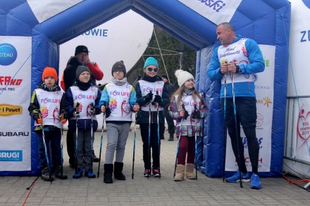 Grupa kibiców na trybunach skoczni