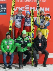 Zwycięzcy pozują do zdjęcia z marszałkiem Saługą, burmistrzem Bujokiem i prezesem Tajnerem