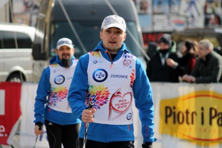 Roman Koudelka unosi ręce w geście triumfu