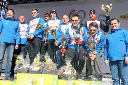 Wolontariusze z flagami i tablicami krajów uczestniczących w Pucharze Świata w Wiśle