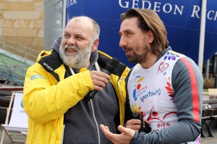 Piotr Żyła uśmiecha się po udanym skoku