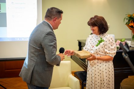 gratulacje składane przez burmistrza dla pani Małgorzaty