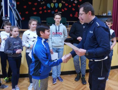 Uczniowie SP4 otrzymują gratulacje od policjanta