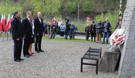 Delegacja Rady Miasta Wisła składa kwiaty pod pomnikiem