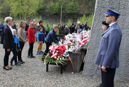 Delegacja ZSP1 składa kwiaty pod pomnikiem