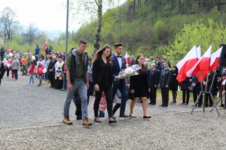 Delegacja LO im. P. Stalmacha z kwiatami
